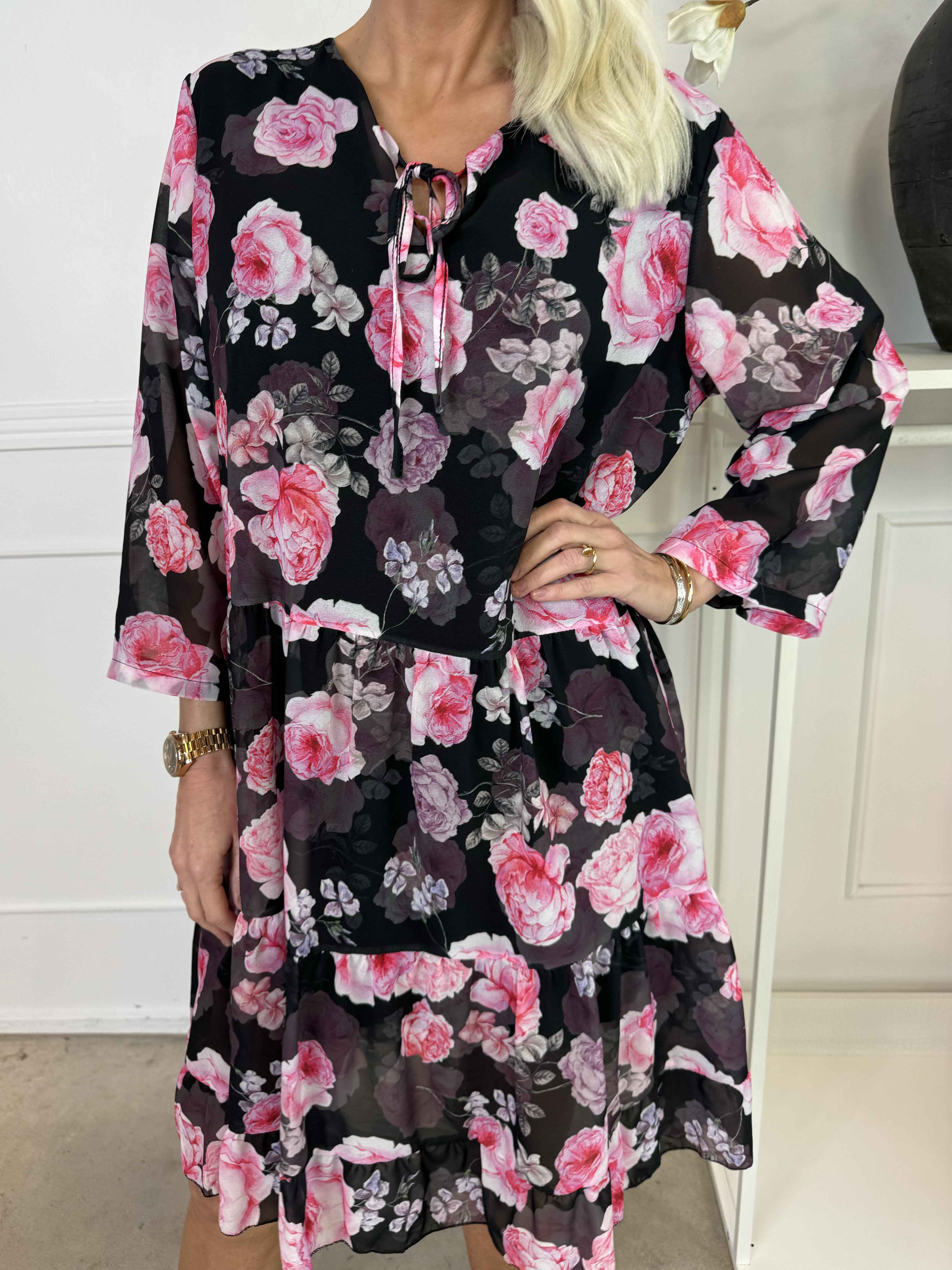 Stella - Blomsterkjole i chiffon med viskose underkjole